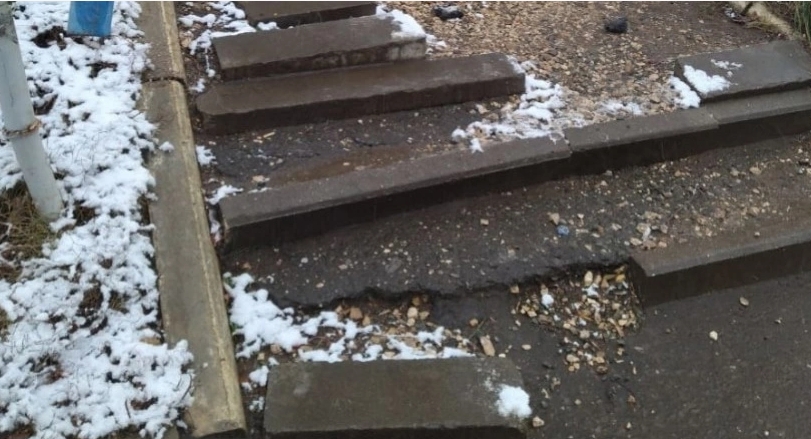 Горожане жалуются на плохое состояние лестницы в Саранске